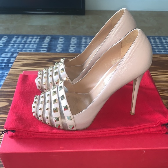 Valentino Garavani beige rockstud pump peep toe - Picture 3 of 8